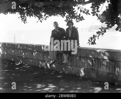 Le Caire , Égypte . Sur les rives du Nil, se trouvent le capitaine R J N Watson , RN, DSO et Mlle Enid Chiston . 14 mars 1923 Banque D'Images