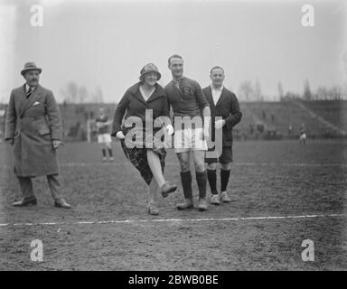 Finale de football des hôtels de Londres et finale de football de Gymkhana du concours d'association hôtelière et de restauration entre l'hôtel Savoy et le restaurant Holborn a été joué à Fulham mercredi . Avant la rencontre des barts, les étudiants ont pris part à un Gymkhana . Lady Dorothy d' Oyly carte à partir du 26 avril 1922 Banque D'Images