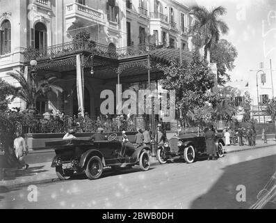 La saison du Caire ; le célèbre hôtel de Shepheard montrant la terrasse . Février 1925 Banque D'Images