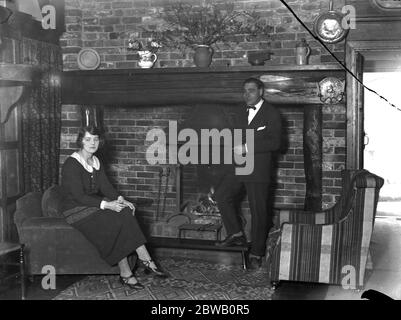 Les stars du film , M. Henry Edwards et Mlle Chrissie White chez eux à Chobham , Surrey . 1er février 1924 Banque D'Images