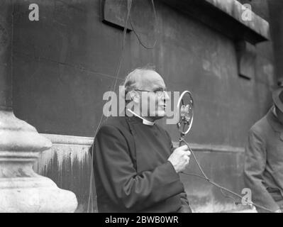 Le révérend Pat McCormick au micro après avoir joué dans le match de cricket des infirmières de St Martin - dans - les champs contre Charing Cross Hospital . 6 juin 1938 Banque D'Images