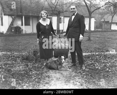 Mari et femme, stars du cinéma, M. Henry Edwards et Mlle Chrissie White dans leur ancienne maison anglaise à Chobham , Surrey . 1er février 1924 Banque D'Images