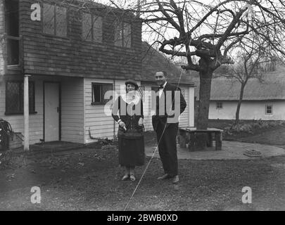 Mari et femme, stars du cinéma, M. Henry Edwards et Mlle Chrissie White dans leur ancienne maison anglaise à Chobham , Surrey . 1er février 1924 Banque D'Images