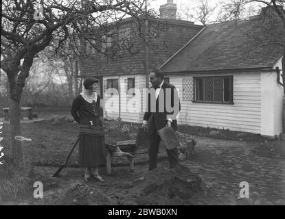 Mari et femme, stars du cinéma, M. Henry Edwards et Mlle Chrissie White dans leur ancienne maison anglaise à Chobham , Surrey . 1er février 1924 Banque D'Images