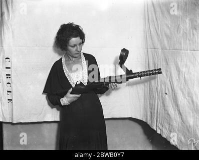 Au RKO Cinema Theatre , Leicester Square , Londres , une collection d'armes de gangster américaines est exposée . Le ' Bergmann Musket ' . Cette arme est utilisée dans une large mesure par les racqueteuses en raison du fait qu'il est raisonnablement facile à manipuler de l'intérieur d'une voiture rapide , etc . Le magazine est connu comme un magazine ' escargot ' , en raison de sa formation . 21 octobre 1931 Banque D'Images