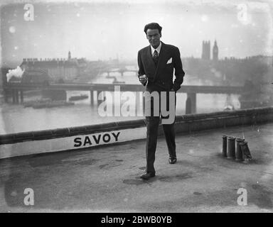 Nils Asther , la star suédoise du cinéma , photographiée sur le toit de l'hôtel Savoy , Londres . 27 mars 1935 Banque D'Images