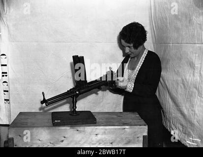 Au RKO Cinema Theatre , Leicester Square , Londres , une collection d'armes de gangsters américains est exposée . Une mitrailleuse italienne en démonstration . Cette arme a trouvé la faveur , dans une certaine mesure parmi les racqueteuses , mais en raison de ce qui est nécessaire pour que cela soit un attachement définitif à une voiture rapide , elle ne peut pas être facilement disposé et est , par conséquent , en perdant progressivement sa popularité . 21 octobre 1931 Banque D'Images