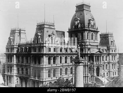 L'Hôtel de ville , Montréal , qui a été détruit par un incendie . La chute de la grande tour a fait tomber le toit. La photo montre clairement le toit de Mansard qui était une caractéristique du bâtiment . 4 mars 1922 Banque D'Images