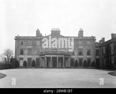 Où la princesse Mary passera une partie de sa lune de miel . Weston Park , la maison Shropshire du comte et de la comtesse de Bradford . Devant Weston Park . 3 février 1922 Banque D'Images