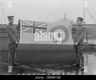 Levage du nouvel ensign de la Royal Air Force . Les membres de la RAF avec le drapeau avant d'être hissé au ministère de l'Air . 5 janvier 1921 Banque D'Images