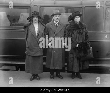 Le chancelier de l'Échiquier à la maison de nouveau M. Stanley Baldwin avec sa femme et sa fille , photographié à Waterloo à leur arrivée à Londres depuis l'Amérique le 27 janvier 1923 Banque D'Images