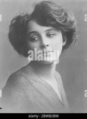 Jolie fille à poil rouge comme navire opérateur sans fil Miss Edith Cooms , première femme opérateur sans fil à naviguer de San Francisco 8 décembre 1922 Banque D'Images