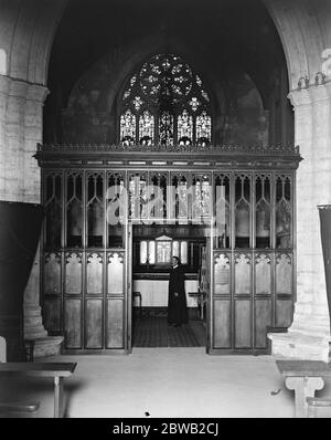 Fête de Shakespeare à Stratford-on-Avon le War Memorial vient d'être installé dans l'église Trinity Stratford-on-Avon . Sur la droite se trouve l'écran en bois sculpté qui fait également partie du mémorial du 22 avril 1920 Banque D'Images