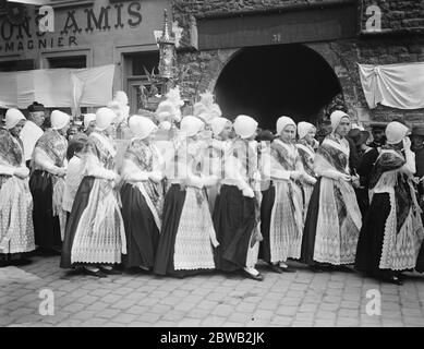 Boulogne France , Bénédiction des filets et procession de notre dame . Fisher épouses avec statues de notre-Dame de Boulogne 22 août 1920 Banque D'Images