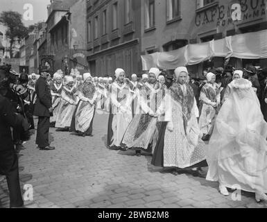 Boulogne France , Bénédiction des filets et procession de notre dame . ici les gens de pêcheurs processus dans leurs costumes 22 août 1920 Banque D'Images