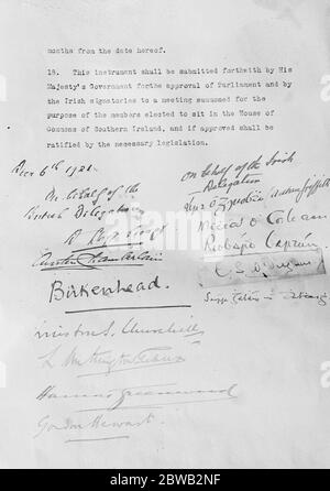 Les signatures des accords historiques entre le gouvernement et Sinn Fein la dernière page de l'accord historique entre le gouvernement et Sinn Fein décembre 6 1921 signataires David Lloyd George Austen Chamberlain Birkenhead Winston Churchill L Worthington-Evans Hammar Greenwood Gordon Hegart Arthur Griffiths Michael Collins Robert Barton Eamon Duffy, Duffy, George Duggan Banque D'Images