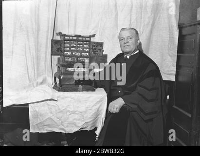 Un cabinet chinois antique , présenté par la reine Mary pour la vente de Noël à l'aide de leur fonds de dette de la juive du Saint-Laurent . Le Verger , M. J S Arrell a représenté le cabinet . 19 novembre 1936 Banque D'Images