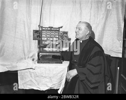 Un cabinet chinois antique présenté par la reine Mary pour la vente de Noël à l'aide de leur fonds de dette de la juive du Saint-Laurent . Le cabinet photos avec M. J S Arrell , le verger . 19 novembre 1936 Banque D'Images