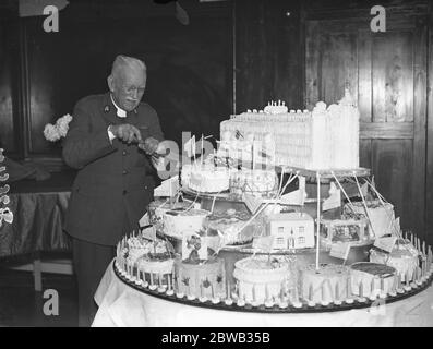 Fondateur de l'Armée de l'Eglise et prébendaire de la Cathédrale Saint Paul , Wilson Carlile coupant son gâteau d'anniversaire lors du déjeuner tenu au quartier général de l'Armée de l'Eglise pour commémorer son 90e anniversaire . 14 janvier 1937 Banque D'Images