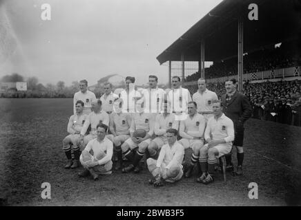 Cinq nations - Swansea, 19 janvier 1924 pays de Galles 9 - 17 Angleterre équipe no order Bevan Chantrill , Carston Catcheside , Leonard Corbett , Harold Locke , Jake Jacob , Edward Myers , Arthur Young , Reg Edwards , Alan Robson , William Luddington , Ron Cove-Smith , Wavell Wakefield (c) , Freddie Blakiston , Geoffrey Conway et Tom Voyce England Test débutent HC Catcheside, BS Chantrill, HP Jacob, A Robson, À Young le 19 janvier 1924 Banque D'Images