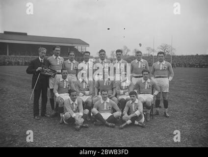 Le roi au rugby international à Twickenham , Londres Angleterre contre France équipe française Back Row gauche à droite C F Rutherford ( Hon Secretary ) , François Clauzel , Charles-Anthoin Gonnet , Louis Beguet , Louis Lepatey , Etienne Piquiral , Pierre Moureu , Jean Etcheberry Middle Row gauche à droite Jacques Ballarin , François Borde (c) , aime Cassayet-Armagnac , André Behoteguy , Raoul Got Front row gauche à droite Henri Galau , Laurent Pardo et Roger Piteu France le Test fait ses débuts J Ballarin, F Clauzel 23 février 1924 Banque D'Images