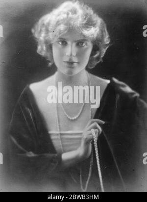 Une femme politique équitable la baronne Lucy Hatvany , qui exerce une influence remarquable dans la politique hongroise le 17 novembre 1923 Banque D'Images