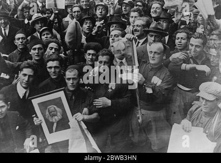 Première photo de l'arrivée de Fascisti à Rome . Fascisti portant des photos de Karl Marx , Lénine et Trotsky à leur arrivée à Rome . 2 novembre 1922 Banque D'Images