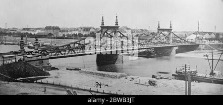 Les Français dans un important centre industriel allemand . Mannheim , qui vient d'être occupé par les Français , est un important centre industriel allemand avec 162,000 habitants , situé à mi-chemin entre Mayence et Karlsruhe , Et se trouve sur la rive droite du Rhin au point où le Neckar coule sur cette autoroute internationale . Vue générale de Mannheim , montrant le pont Neckar . 6 mars 1923 Banque D'Images