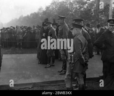 Le roi , inspectant le bataillon de la maison à Hyde Park , Londres , parle à sa mère , la reine Alexandra sur le dais . 3 novembre 1916 Banque D'Images