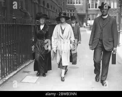 Réunion de révision du livre de prière à Church House , Westminster Canon Guy Rogers ( à droite ) 6 juillet 1923 Banque D'Images