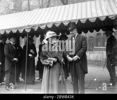 Le neveu de Sir Arthur Sullivan s'est marié le mariage a eu lieu à la Chapelle Royale , Sayoy Londres de M. de Herbert Sullivan , neveu de feu Sir Arthur Sullivan et Mlle Elena Margaret Vincent M. Arthur Chudleigh , Le meilleur homme et Lady Gilbert 11 avril 1923 Banque D'Images