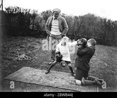 Jimmy Wilde se mettre en forme pour rencontrer Pancho Villa pour le titre du monde Wilde vu ici en temps de repos en regardant ses deux fils s'offrir un match amical 2 mai 1923 Banque D'Images
