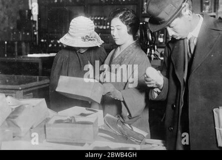 Les manières démocratiques d'une princesse japonaise . La princesse Nashimoto , considérée comme la plus belle femme parmi les familles impériales du Japon ( centre ) montre ses tendances démocratiques par de fréquents circuits commerciaux à Tokyo . 14 mai 1924 Banque D'Images