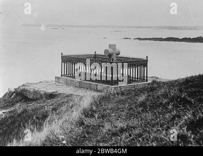 Une tombe en danger de la mer . Le tombeau de l'écrivain français Chateaubriand , qui risque d'être englouti par la mer . Il est situé à l'extrémité du Grand-être à St Malo . 4 avril 1924 Banque D'Images