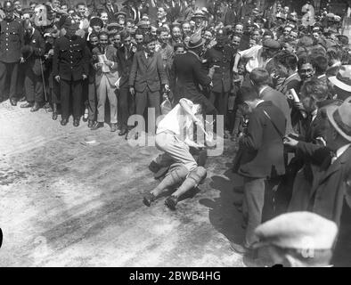 Les étudiants de Cambridge produisent leur propre film, « Red Beaver », dans les rues de la ville. 22 mai 1922 Banque D'Images