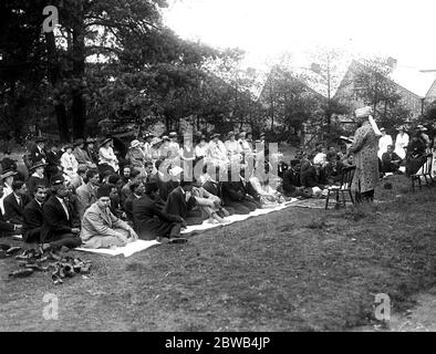 L'Imam prêchant aux fidèles pendant le Festival musulman d'Eid à la mosquée de Woking à Surrey . 21 juillet 1917 la mosquée Shah Jahan fut la première mosquée construite à cet effet en Europe, en dehors de l'Espagne musulmane Banque D'Images