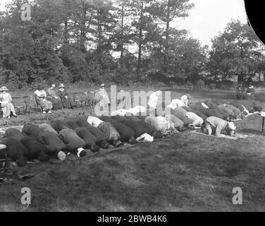 Prières lors d'un festival musulman à la mosquée de Woking , Surrey . 29 septembre 1917 la mosquée Shah Jahan fut la première mosquée construite à cet effet en Europe, en dehors de l'Espagne musulmane Banque D'Images