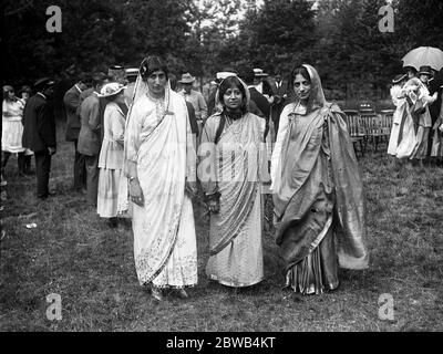 Femmes indiennes au Festival musulman d'Eid à la mosquée de Woking , Surrey . 21 juillet 1917 la mosquée Shah Jahan fut la première mosquée construite à cet effet en Europe, en dehors de l'Espagne musulmane Banque D'Images