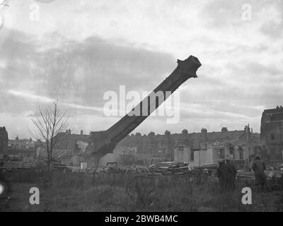 Abattre une énorme cheminée , pesant environ 450 tonnes , à l'ancienne Swan Brewery , Fulham , West London . 22 novembre 1930 Banque D'Images