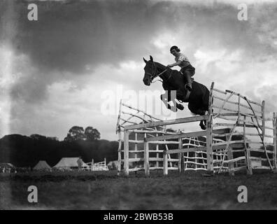 Au spectacle équestre Sevenoaks et Gymkhana - Mlle Peggy Downer dans le saut à ciel ouvert . 1935 Banque D'Images