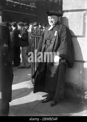 Arrivée au Levee au Palais Saint-Jacques ; le révérend E Stogdon , doyen rural et vicaire de Harrow . 3 mars 1938 Banque D'Images