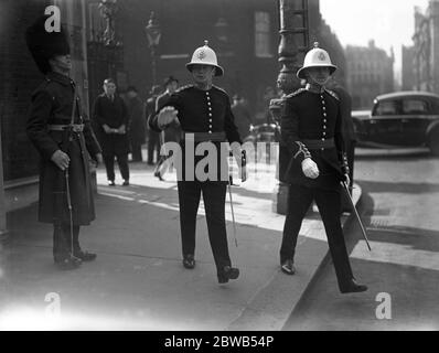 Arrivée au Levee au Palais St James ; Capitaine J Lampen et Capitaine A C Newson . 3 mars 1938 Banque D'Images