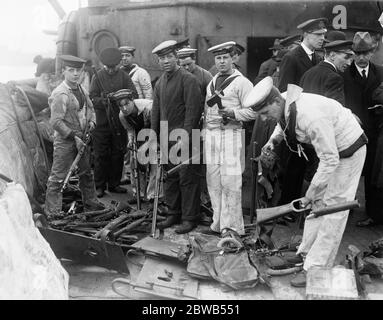 Le grand raid naval sur les membres de équipage de Zeebrugge à bord du HMS vindicatif un croiseur britannique protégé . Le 23 avril 1918, elle était en action féroce à Zeebrugge quand elle est allée aux côtés de la Mole, et ses travaux supérieurs ont été gravement endommagés stand parmi les trous d'éclats et les débris sur son pont 1918 Banque D'Images