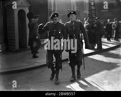 Arrivée au Levee au Palais St James , Londres ; Lieutenant Shirley - Price et Lieutenant R Ward du corps des chars . 3 mars 1938 Banque D'Images