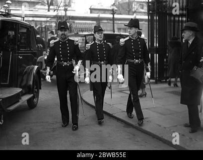 Arrivée au Levee au Palais St James ; Lieutenant Shakby , Lieutenant Paymaster Buck et Lieutenant Marshall . 3 mars 1938 Banque D'Images