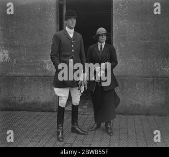 Le romantisme à la chasse . Lady Mary Cambridge et le Marquis de Worcester avec les Beaufort Hounds 4 avril 1923 Banque D'Images