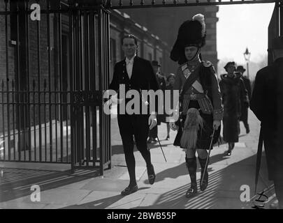 Arrivée au Levee au Palais St James , Londres , M. Gowan Beloe et le capitaine Ronald Warlow . 3 mars 1938 Banque D'Images