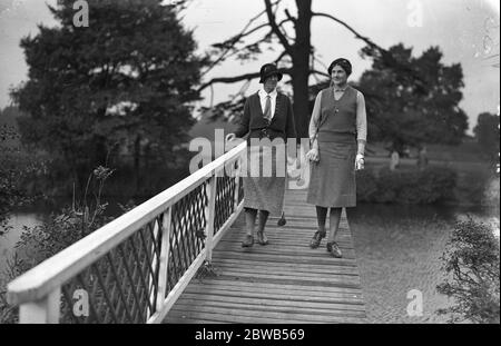 Golf parlementaire pour dames à Ranelagh . Lady Thompson et Mme Snelgrove 21 octobre 1932 Banque D'Images