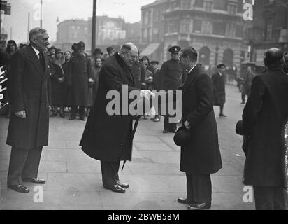 Le duc de York visite la foire des industries britanniques à White City , où il a été reçu par Lord Derby . 21 février 1934 Banque D'Images