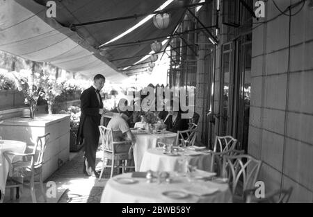 Thé - temps sur la terrasse à l'hôtel Dorchester , pendant une vague de chaleur . 11 août 1932 Banque D'Images